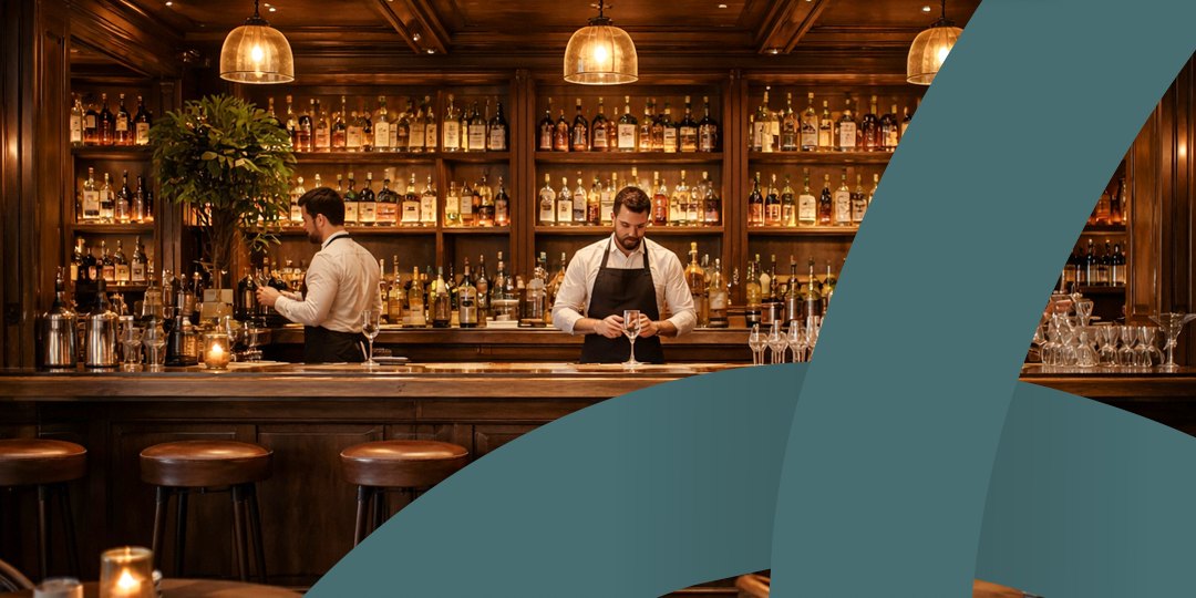 Balcão de bar movimentado com bartenders trabalhando
